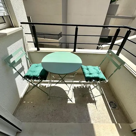 One Bedroom 777 Апартаменты